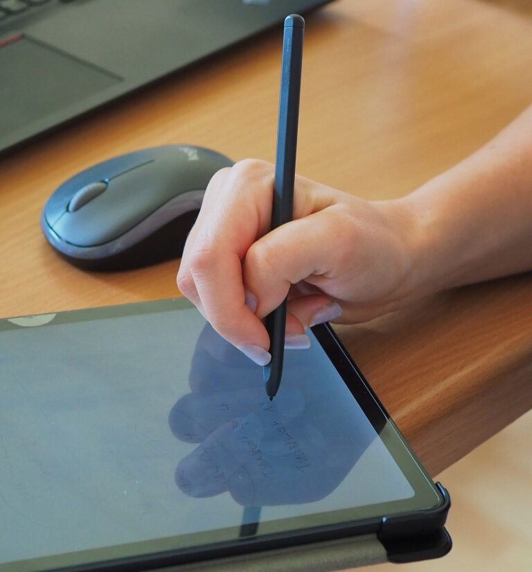 Hand unterschreibt eine digitale Einwilligung mit einem Stylus auf einem Tablet