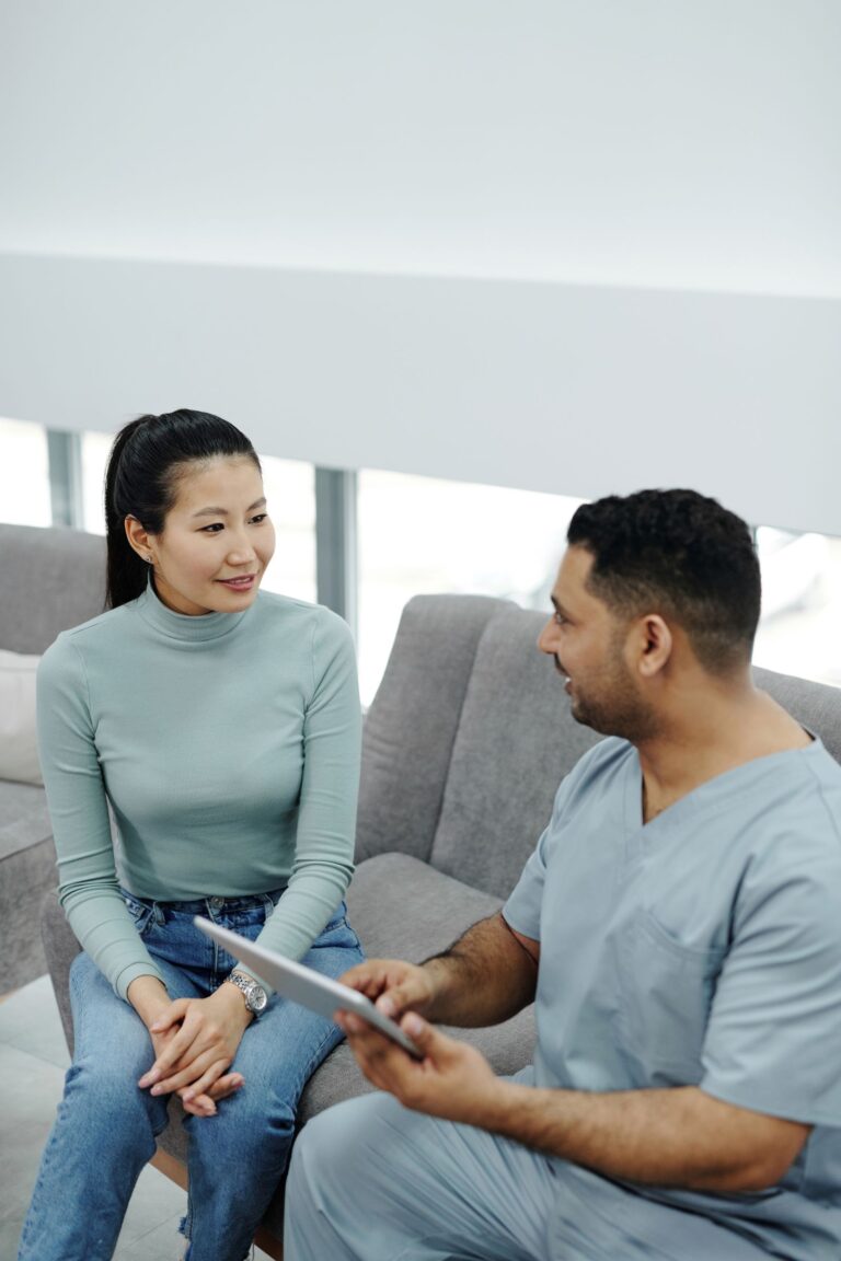 Arzt im Gespräch mit einem Patienten