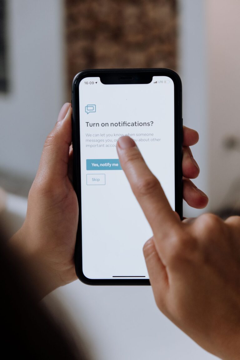 Hände halten ein Smartphone mit Benachrichtigungen