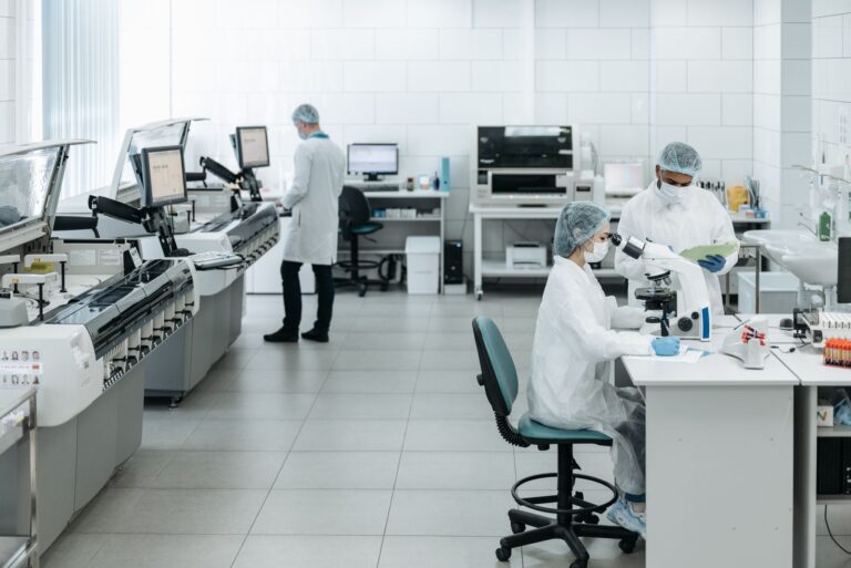 Forschende arbeiten im Labor