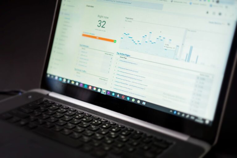 Laptop mit einem Analyse-Dashboard