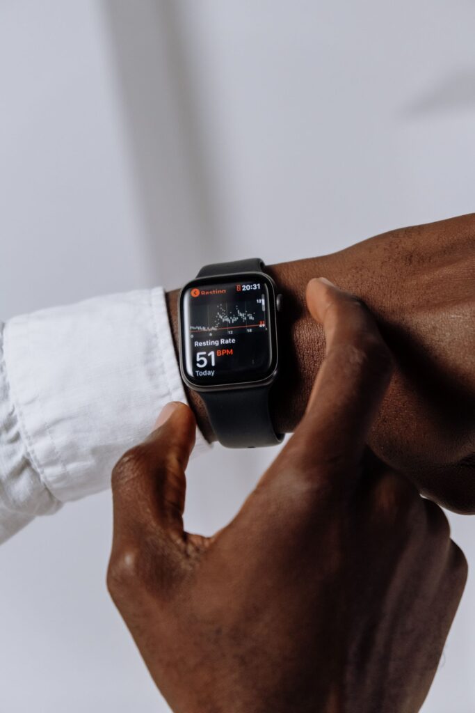 Smartwatch zeigt eine Gesundheits-App am Handgelenk