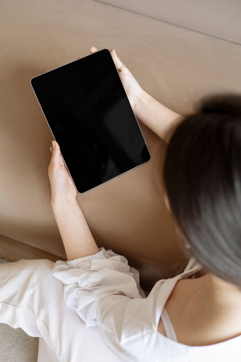 Frau liest auf einem Tablet